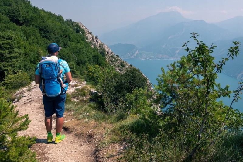 Wędrówka z dzieckiem – nosidełko Dromader KANGOO w naturalnym terenie