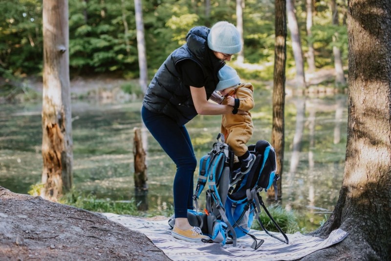 Odpoczynek w trasie – wygodne nosidełko Dromader z systemem podparcia