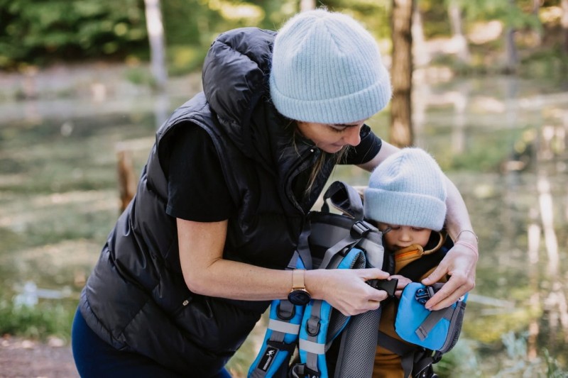 Dromader KANGOO – idealne nosidełko na aktywny dzień w lesie z dzieckiem