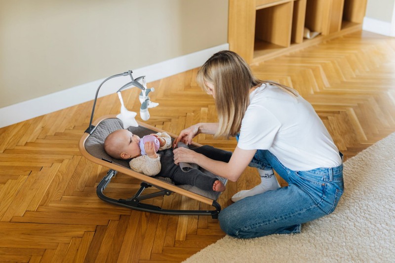 Leżaczek przy łóżku – wygoda karmienia i kontaktu z rodzicem
