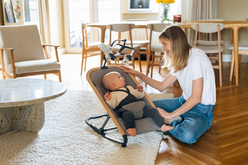 Czas na zabawę – bezpieczny bujaczek z trzypunktowymi pasami